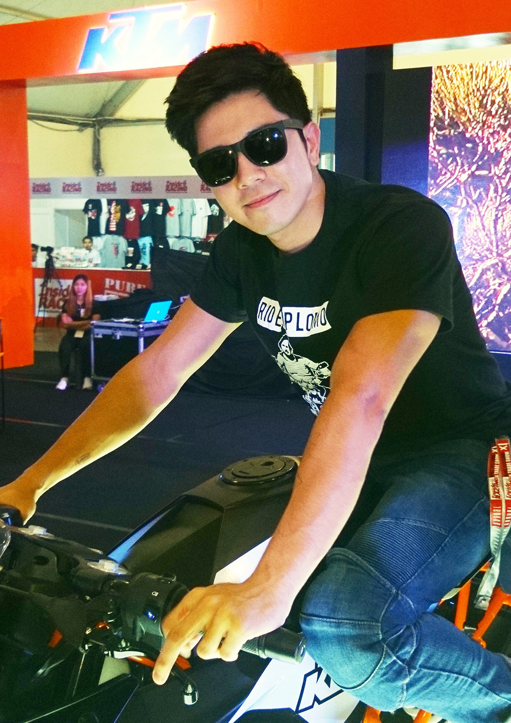 Paulo Avelino checks out KTM Philippines at the IR Bike Festival