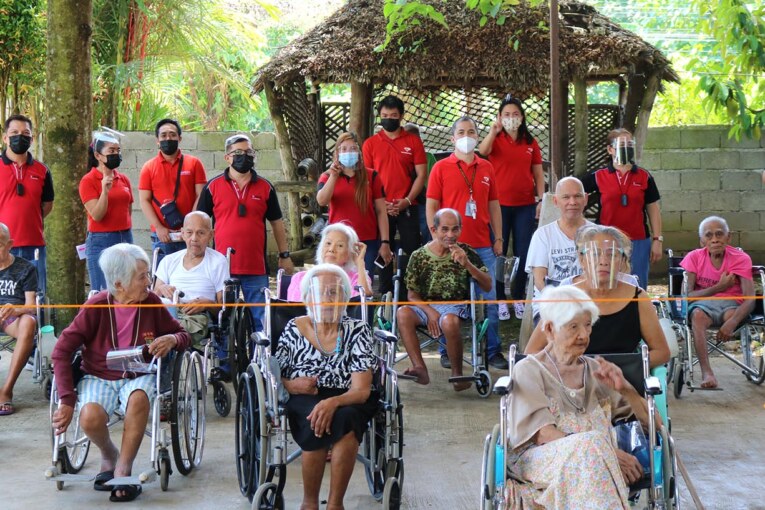 M Lhuillier Shows Some Love for Davao’s Elderly