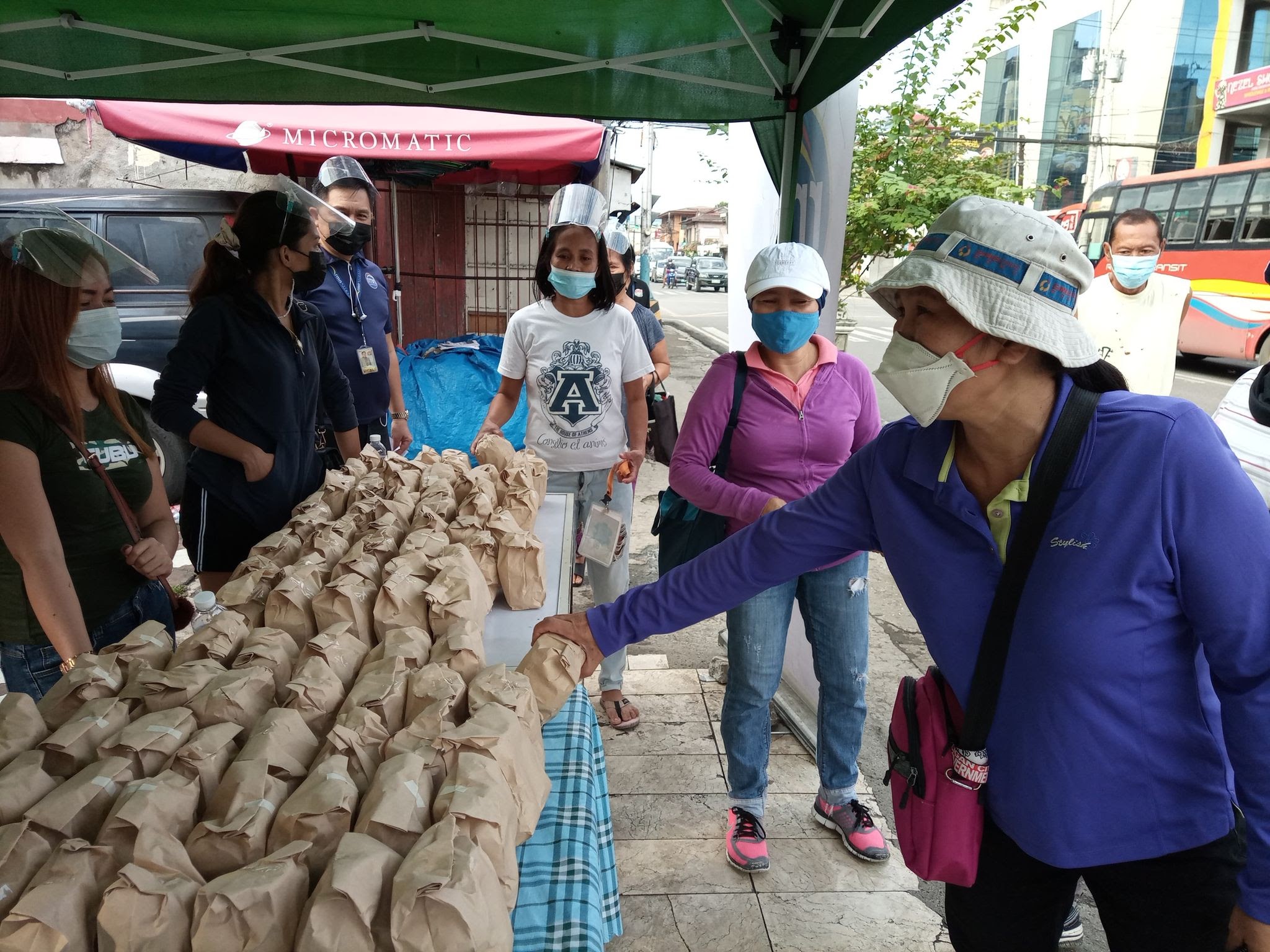 Aboitiz supports community pantries, provides livelihood to local bakers