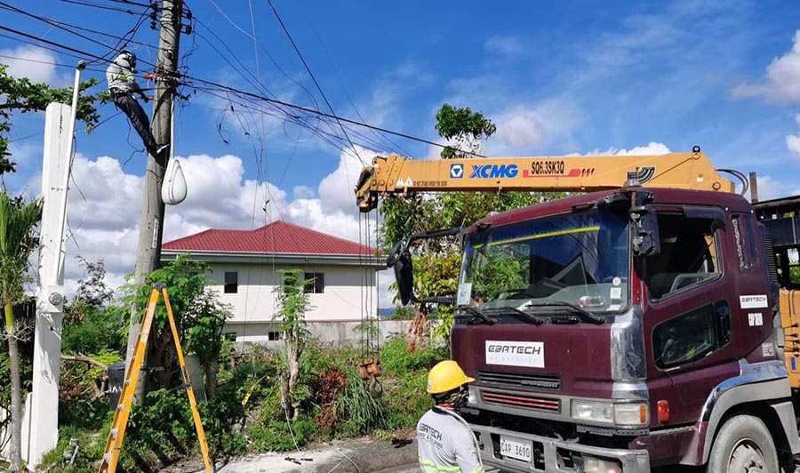 Cebuanos show ‘bayanihan’ spirit, help in restoring power in badly hit Cebu subdivision