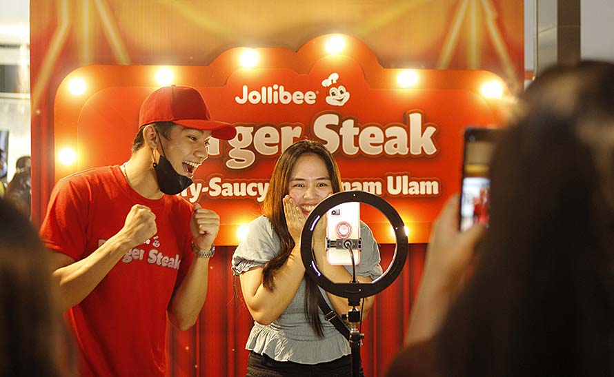 Burger Steak lovers make their best beefy smile and saucy oooh with Jollibee’s fun TikTok filter