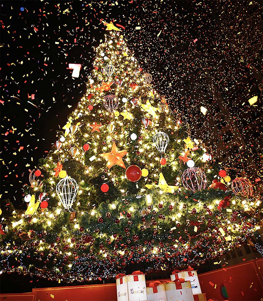 Araneta City kicks off “Christmas Like No Other” with lighting of iconic giant tree