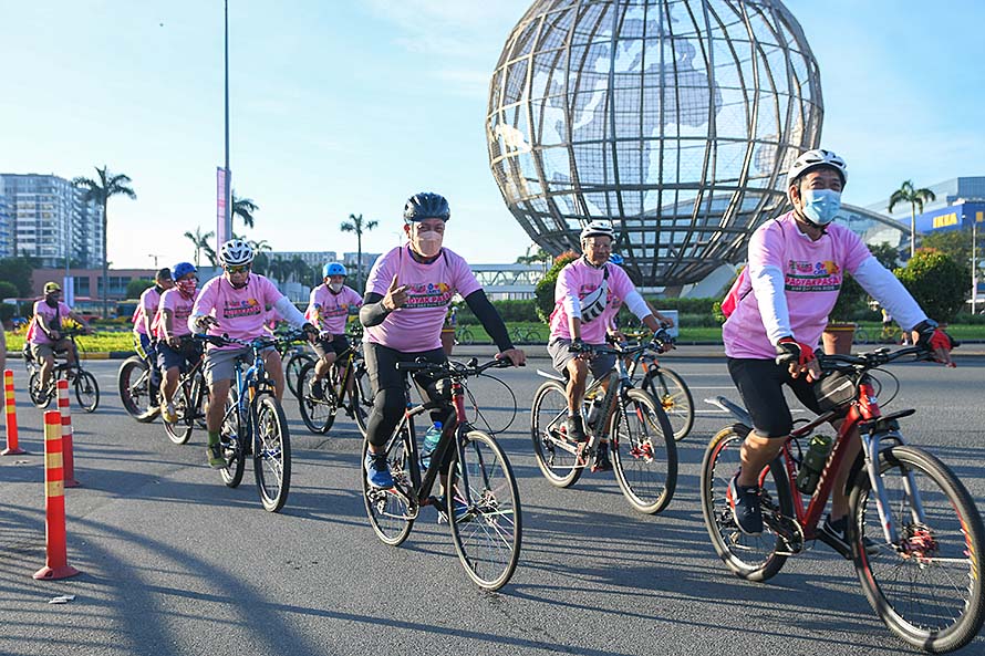 SM Cares leads kick-off of National Bike Weekend in Pasay City