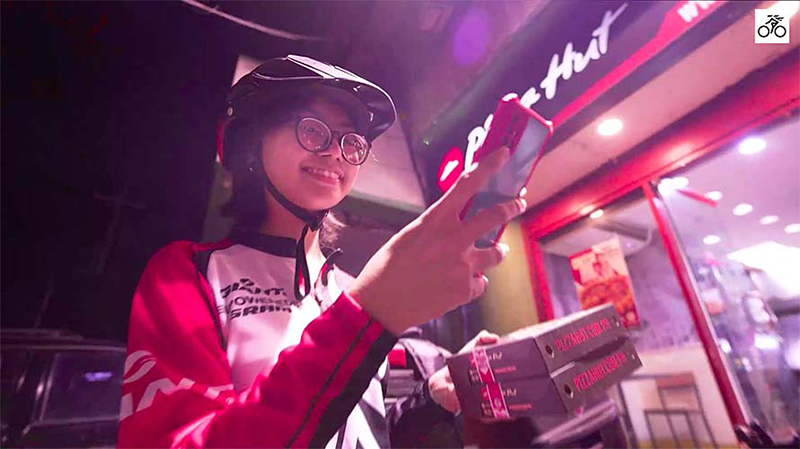#MidnightRideThruDelivery by Bike Scouts & Pizza Hut brings the tradition of sharing to the streets of Metro Manila and Cebu