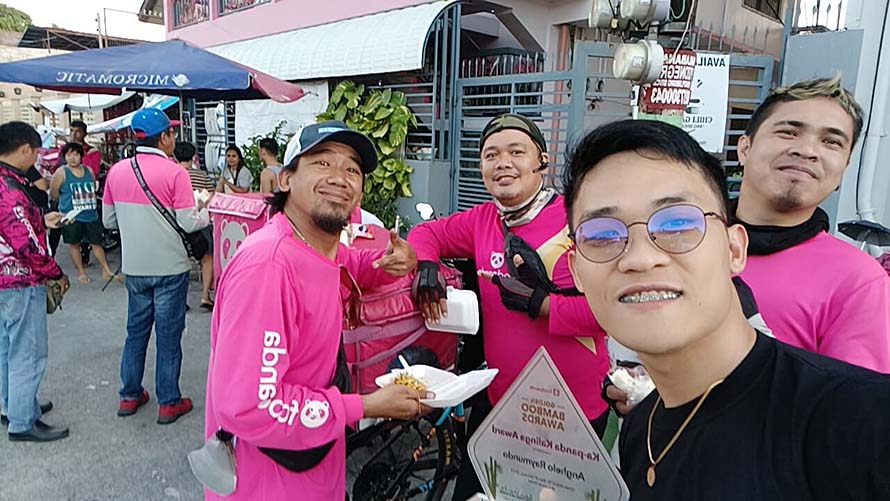 Good samaritan Ka-panda shares blessings to  fellow riders, street workers