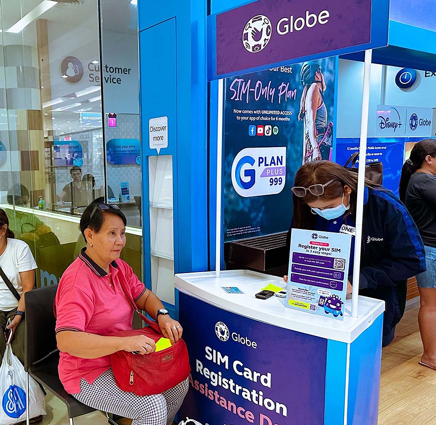 Senior citizen registers 20-year-old SIM at Globe’s SIM registration assistance desk in Bacolod