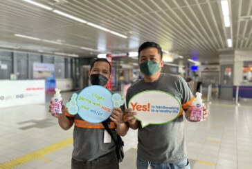 P&G Philippines hands out Safeguard handwash products to LRT-2 commuters
