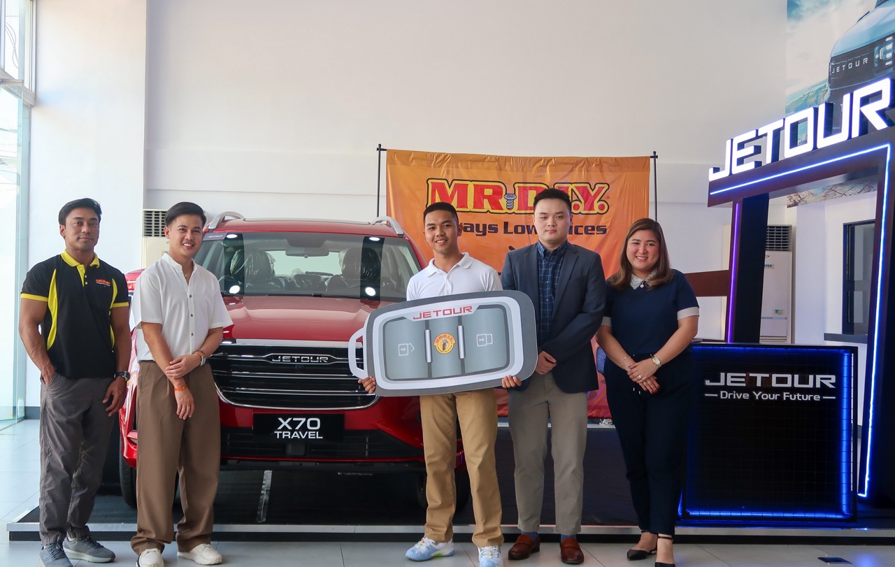 MR.DIY AWARDS GRAND PRIZE WINNER OF THE Holi-DIY SPEND AND WIN RAFFLE PROMO